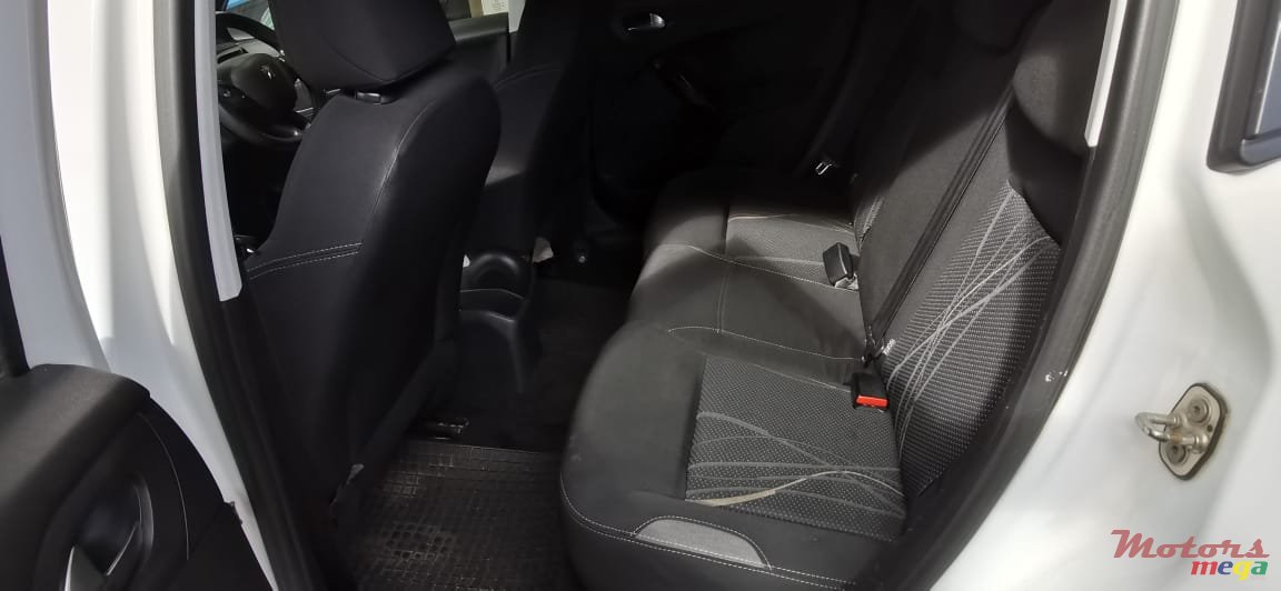 2013' Peugeot 208 photo #3