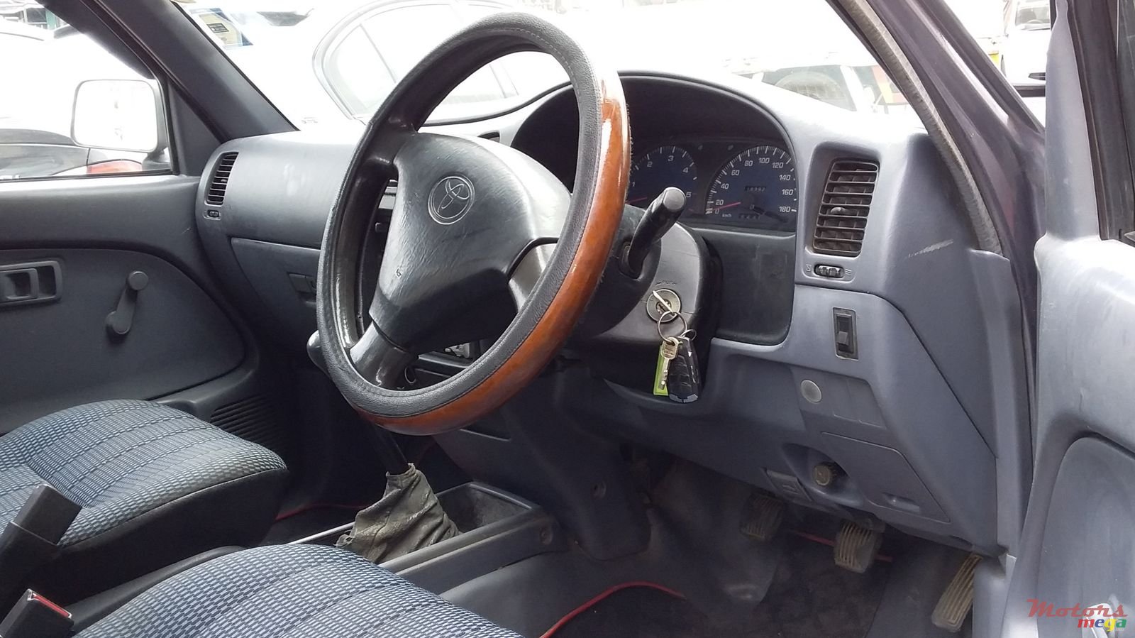 1999' Toyota Hilux 2x4 photo #3