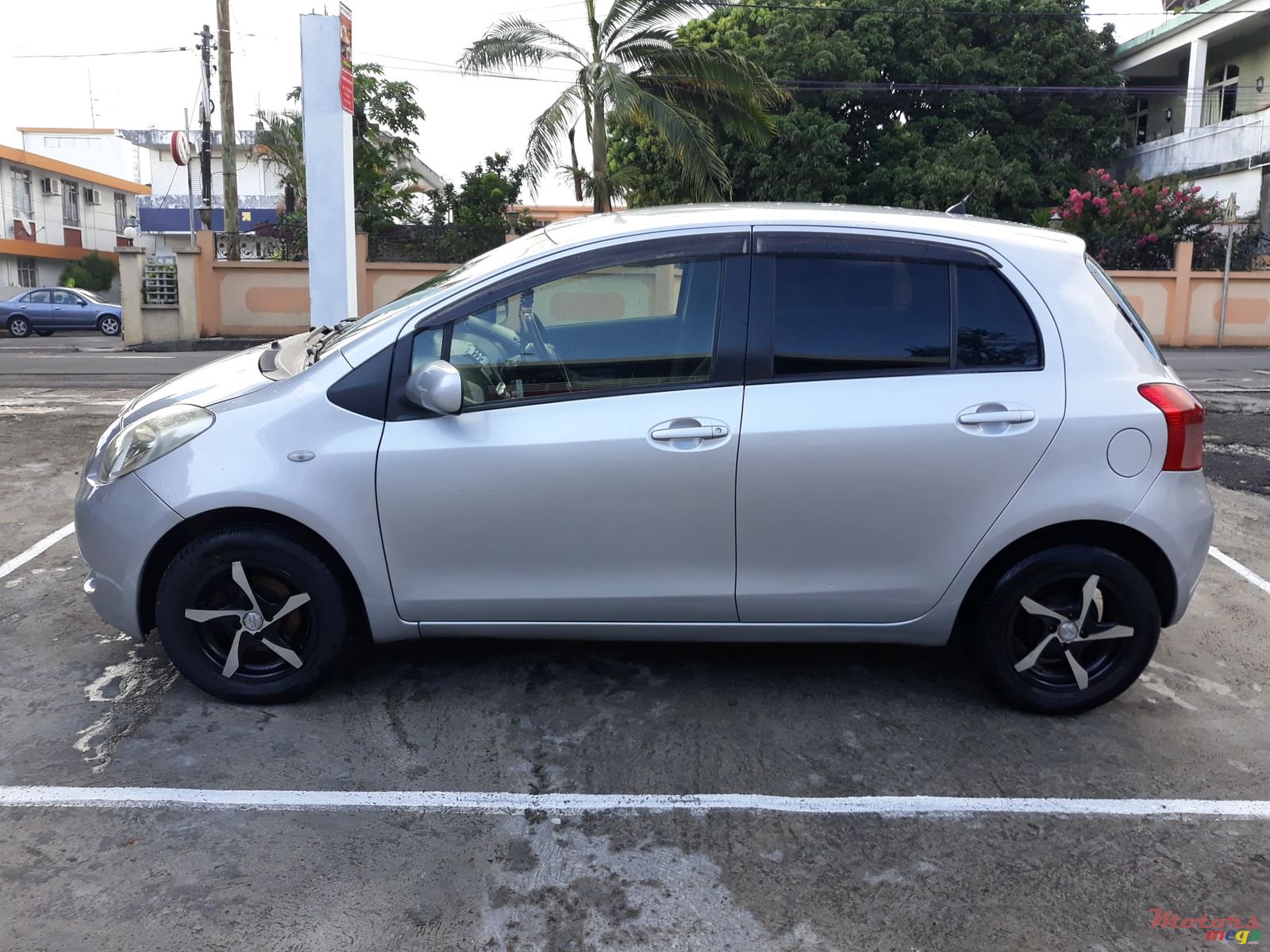 2005' Toyota Vitz photo #2