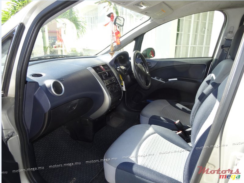 2005' Mitsubishi photo #5