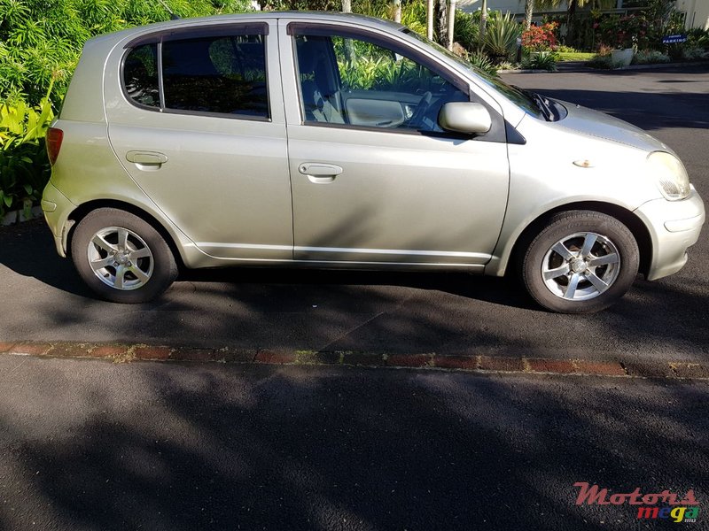 2004' Toyota Vitz photo #1