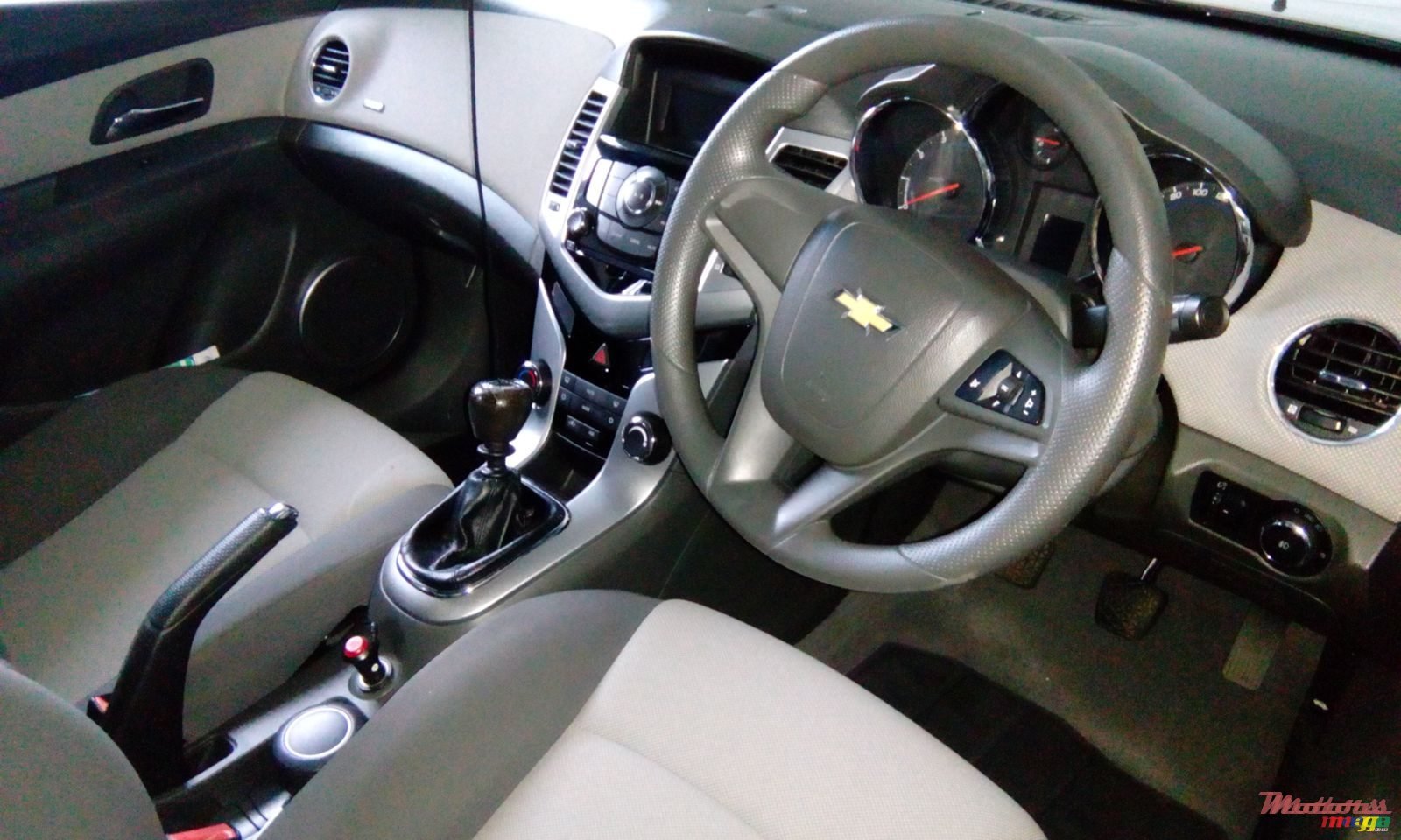 2010' Chevrolet Cruze LT photo #4