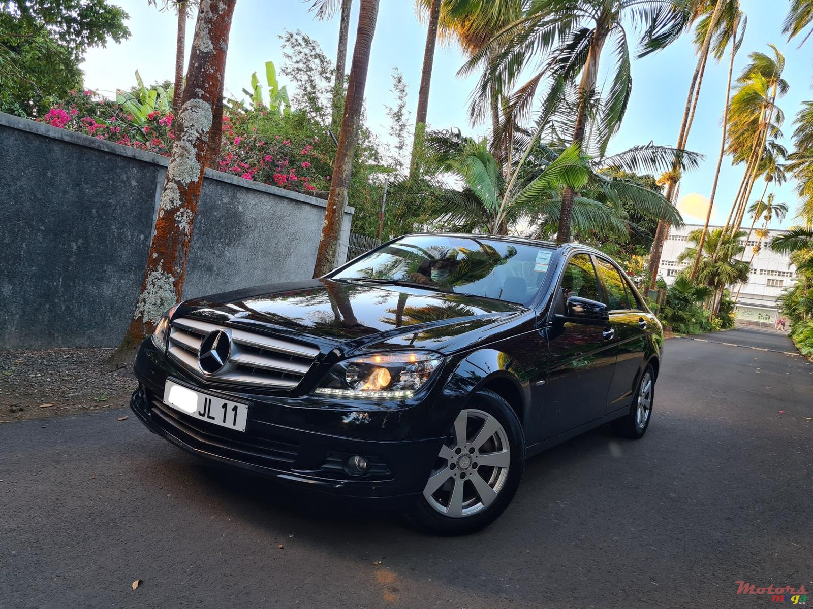 2011' Mercedes-Benz C180 photo #3