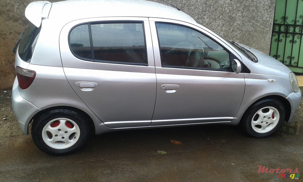 2001' Toyota Vitz photo #2
