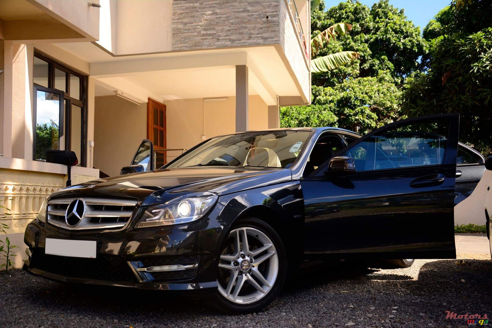 2011' Mercedes-Benz C-Class photo #1