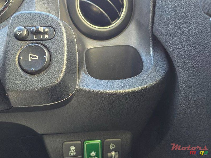 2012' Honda Fit Hybrid photo #5
