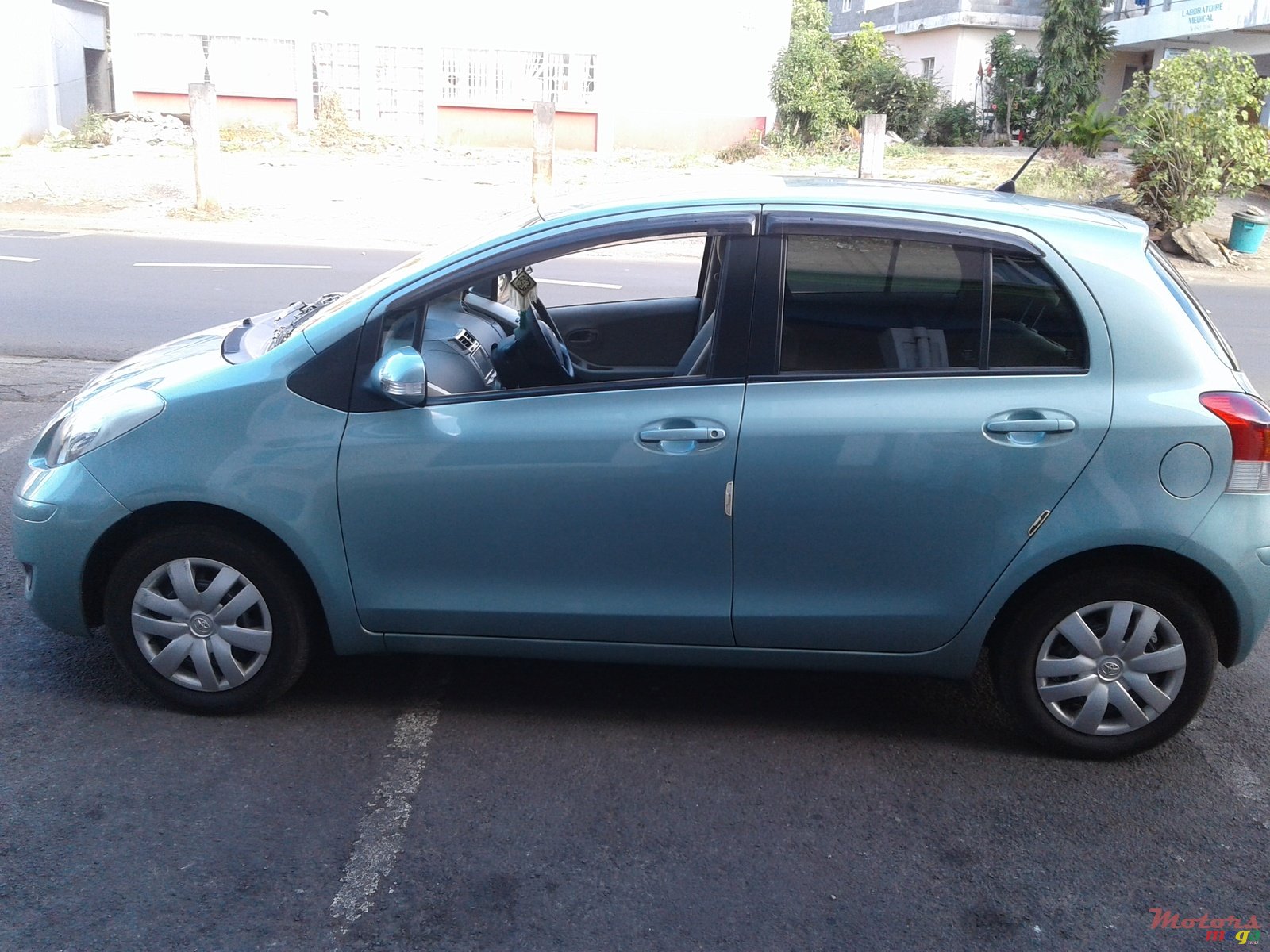 2009' Toyota Vitz photo #1