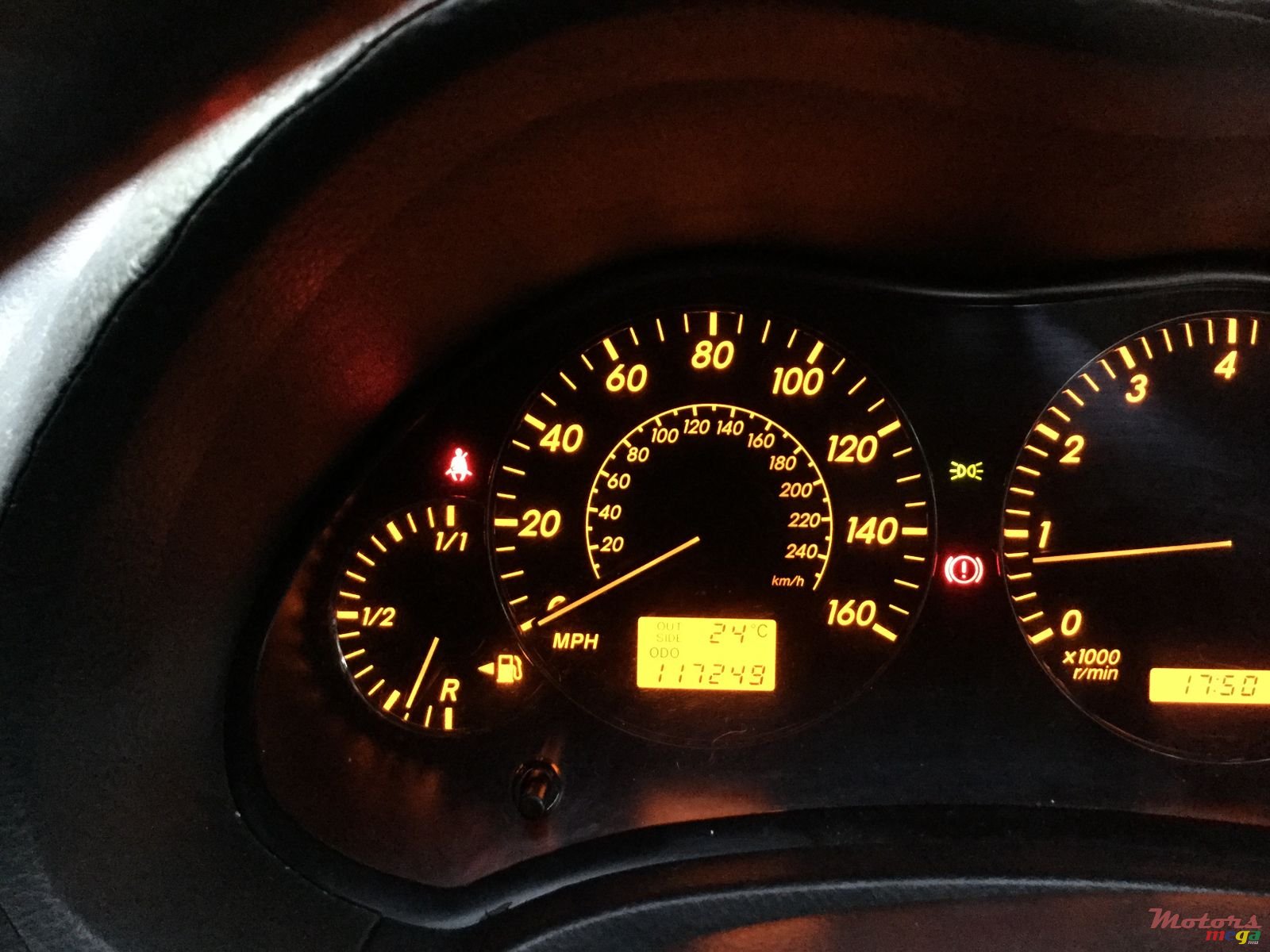 2004' Toyota Avensis photo #5