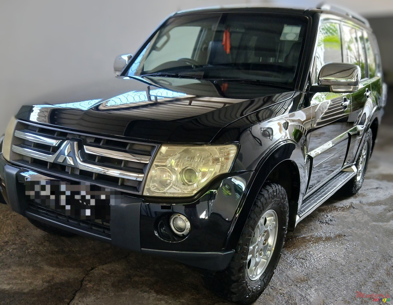 2010' Mitsubishi Pajero photo #1