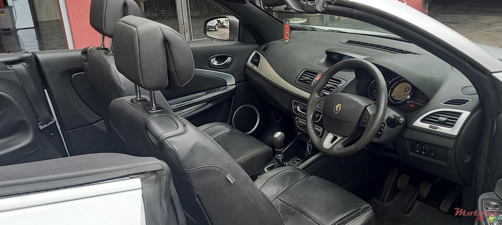 2011' Renault Megane Convertible photo #5