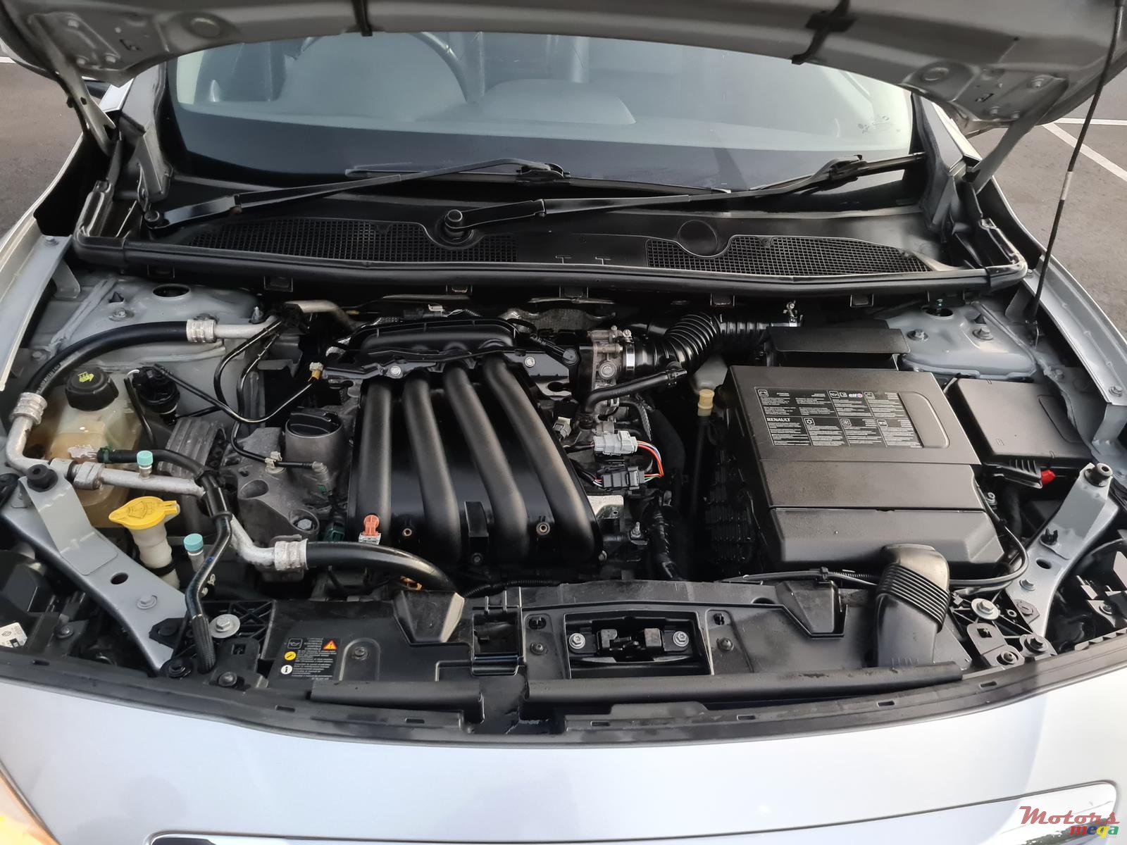 2011' Renault Fluence 1.6 photo #5