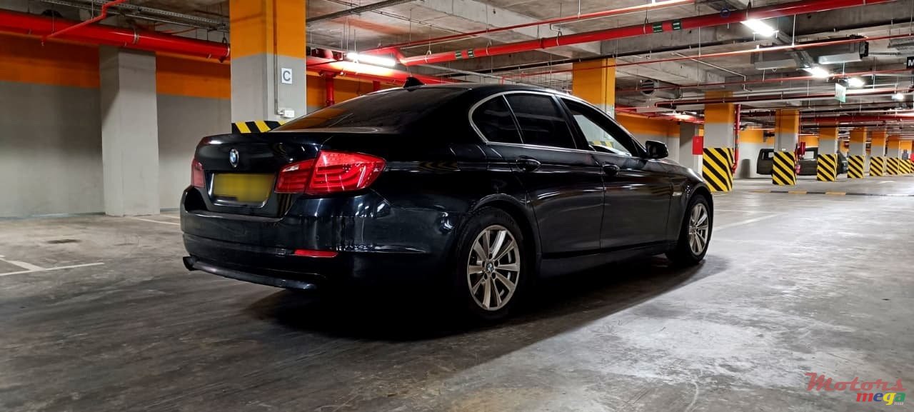 2010' BMW 5 Series 520D photo #2