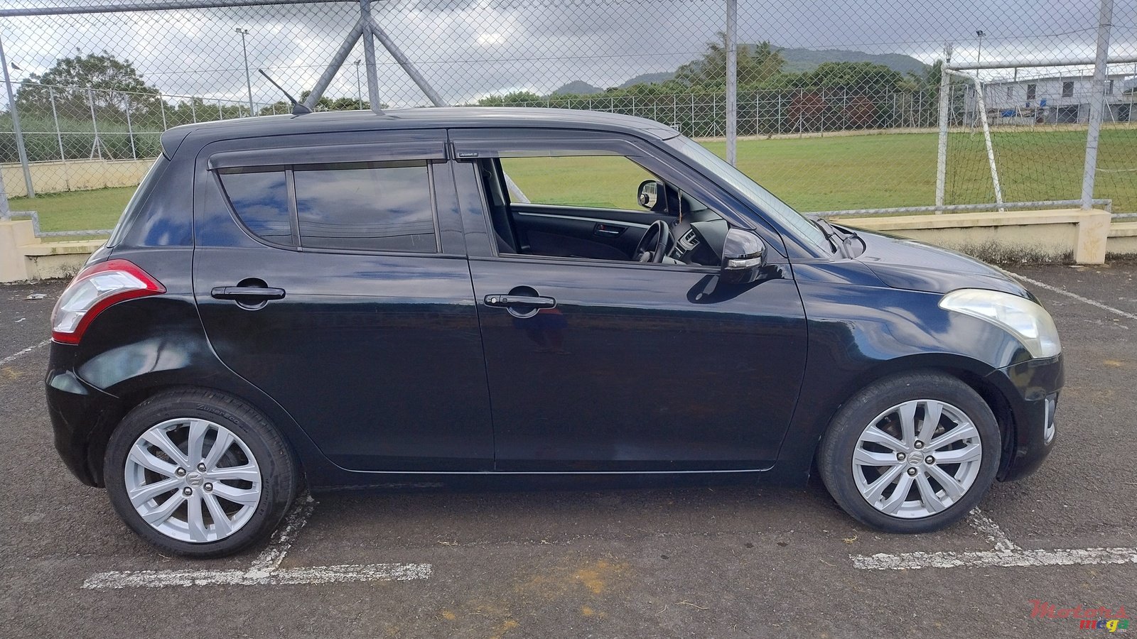 2014' Suzuki Swift photo #3