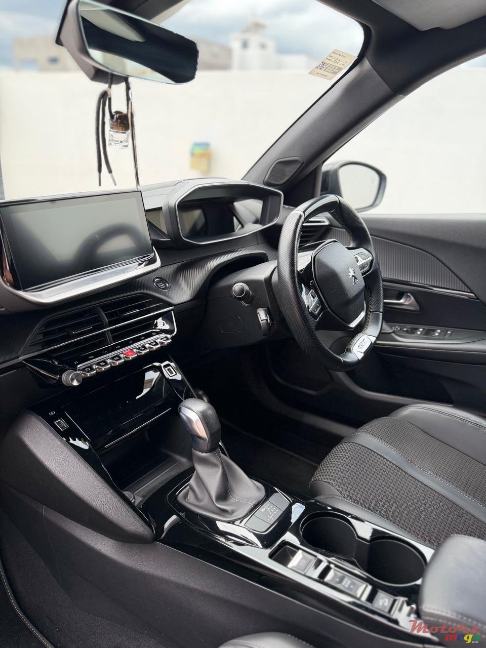 2023' Peugeot 2008 photo #2
