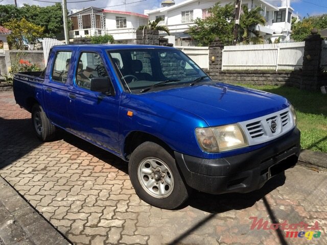 2002' Nissan Pickup photo #1