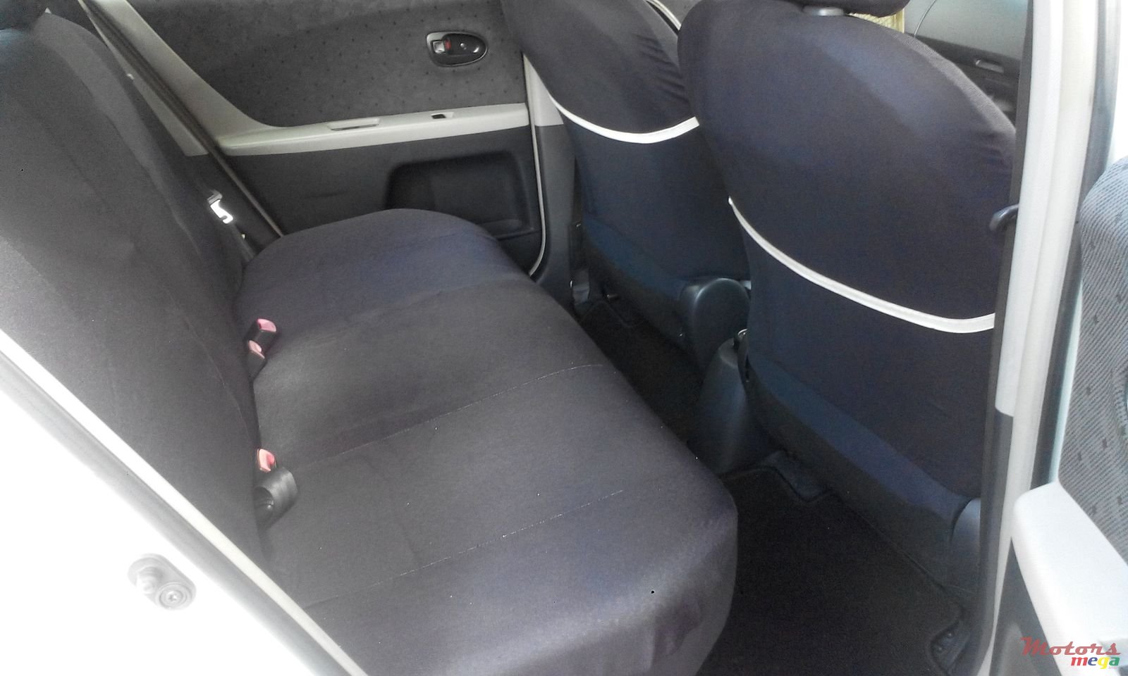 2010' Toyota Vitz photo #6