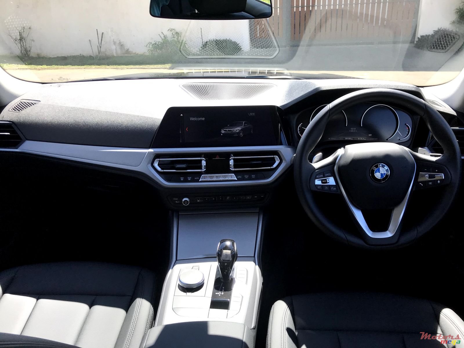 2019' BMW 3 Series 330i photo #5