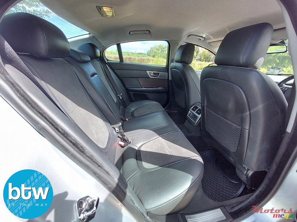 2015' Jaguar XF photo #6