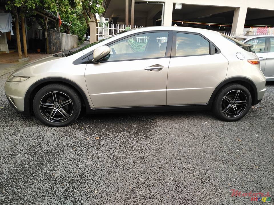 2008' Honda Civic Hatchback photo #3