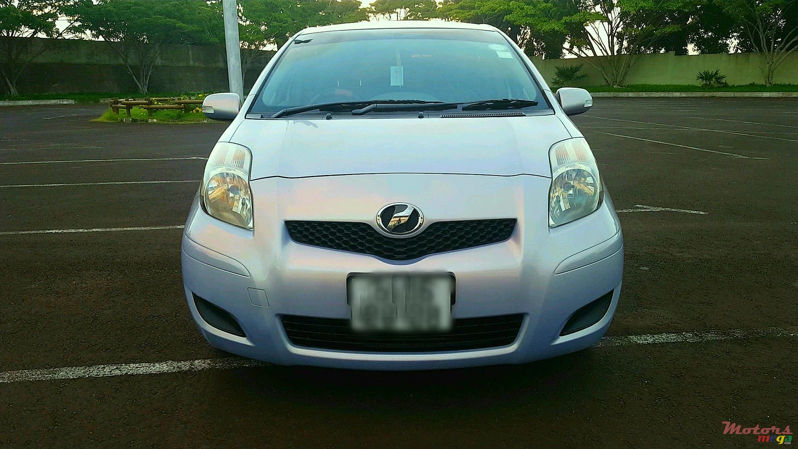 2008' Toyota Vitz photo #2