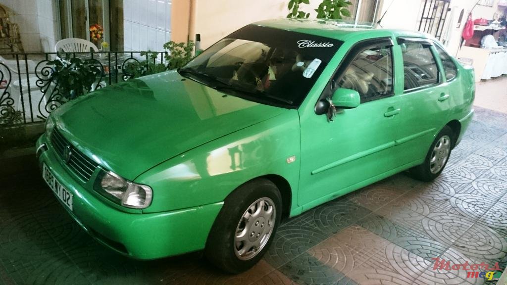 2002' Volkswagen Polo photo #1