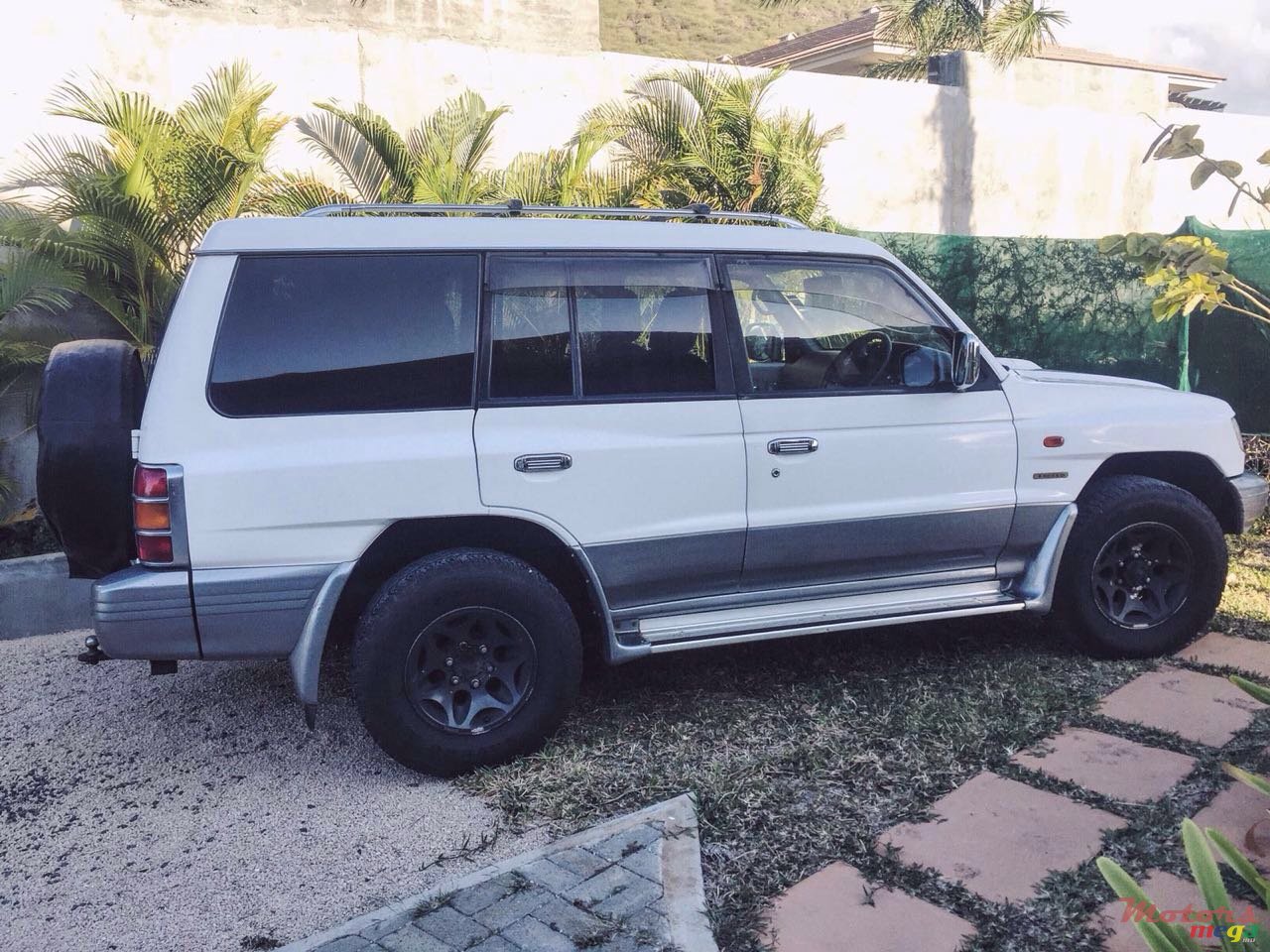 1998' Mitsubishi Pajero photo #1