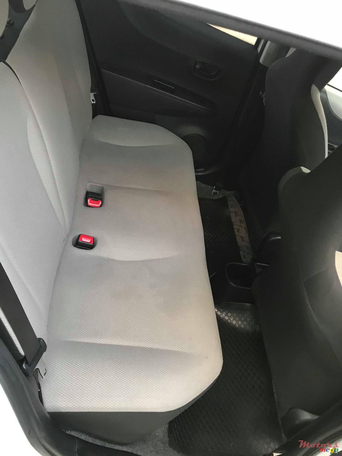 2013' Toyota Vitz photo #2