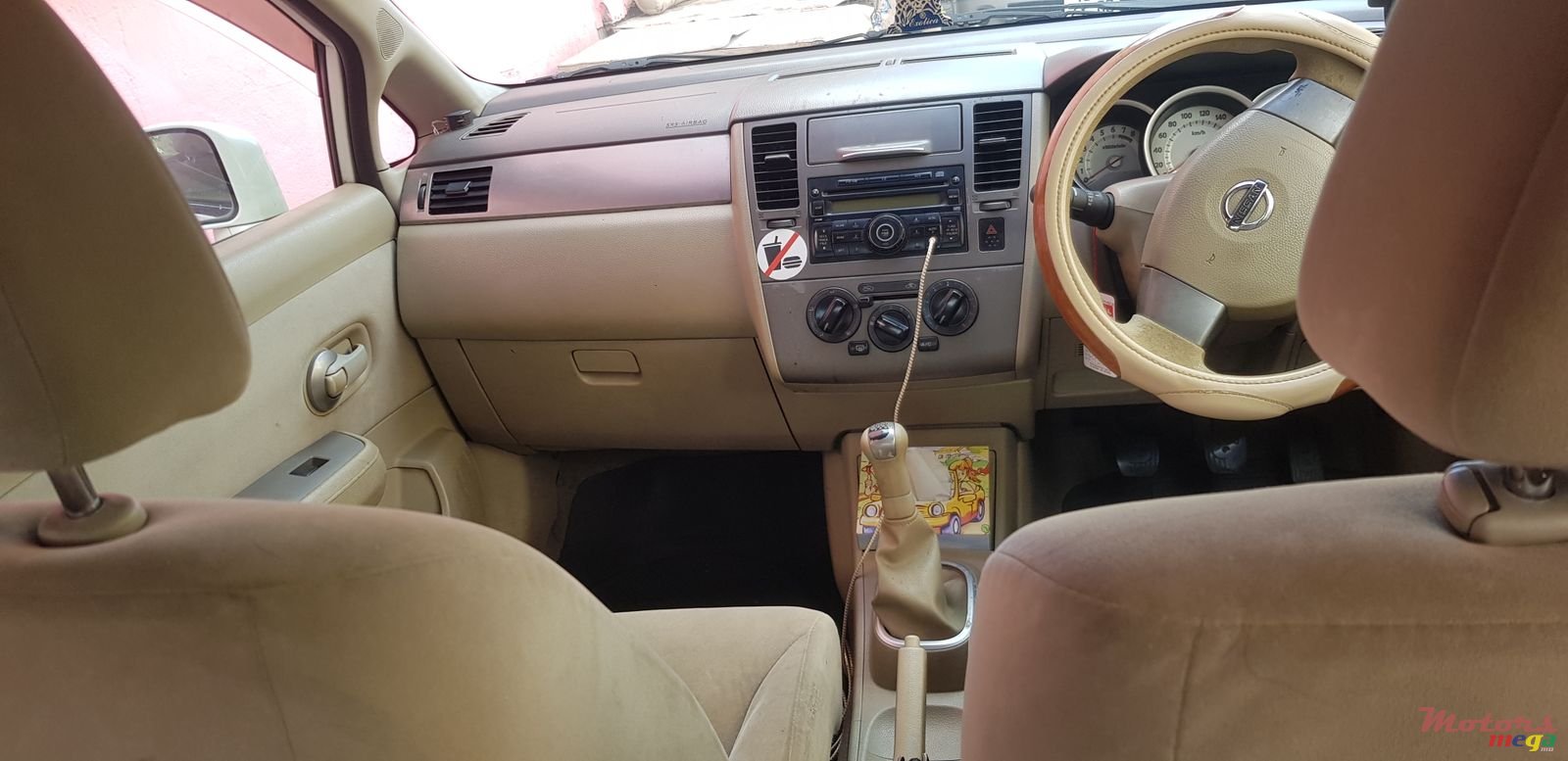 2011' Nissan Tiida photo #2