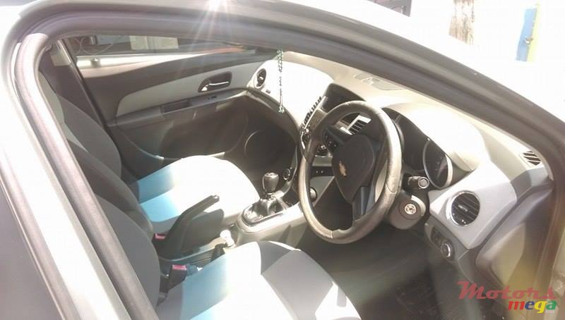 2010' Chevrolet Cruze photo #4