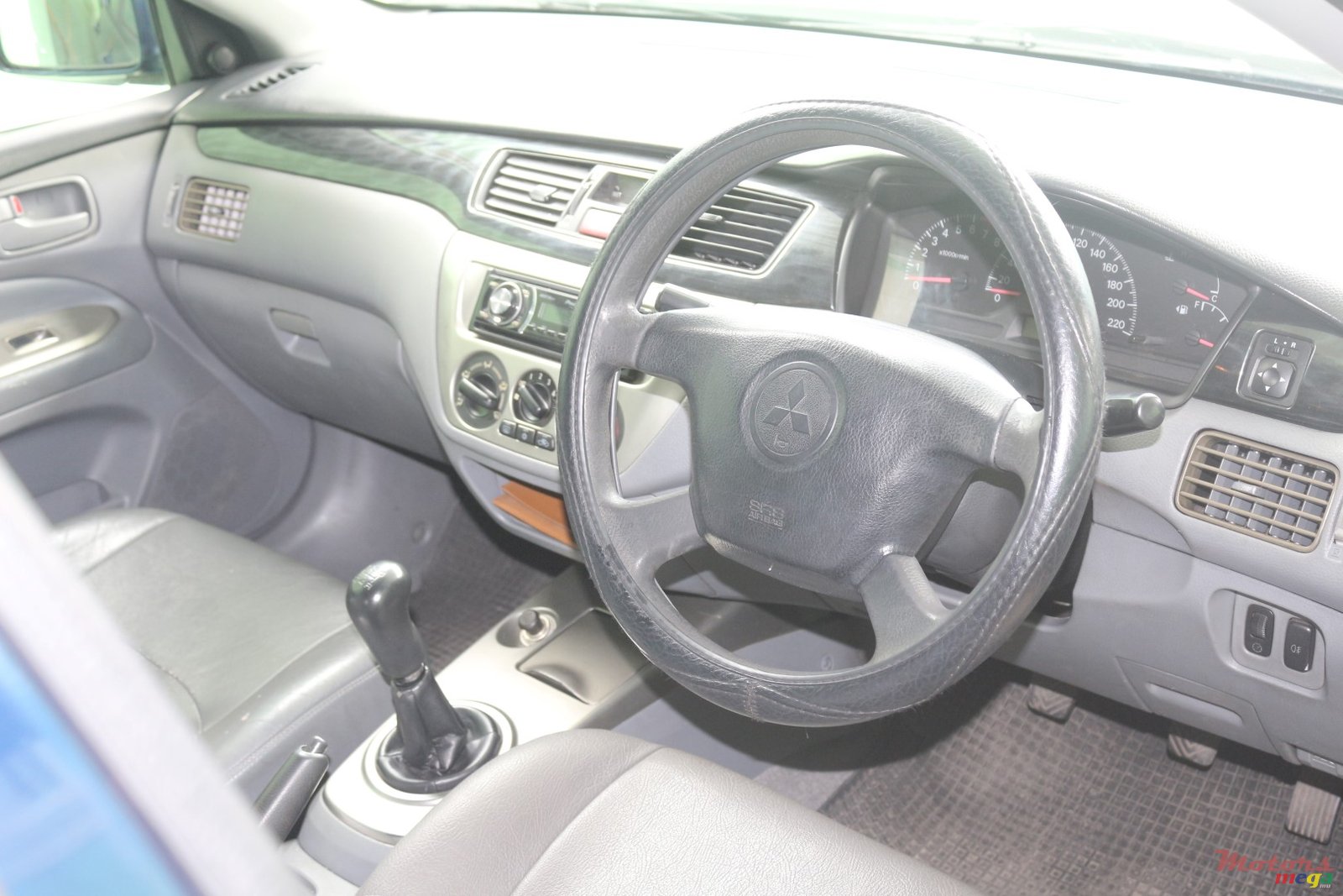 2005' Mitsubishi Lancer GLX photo #3