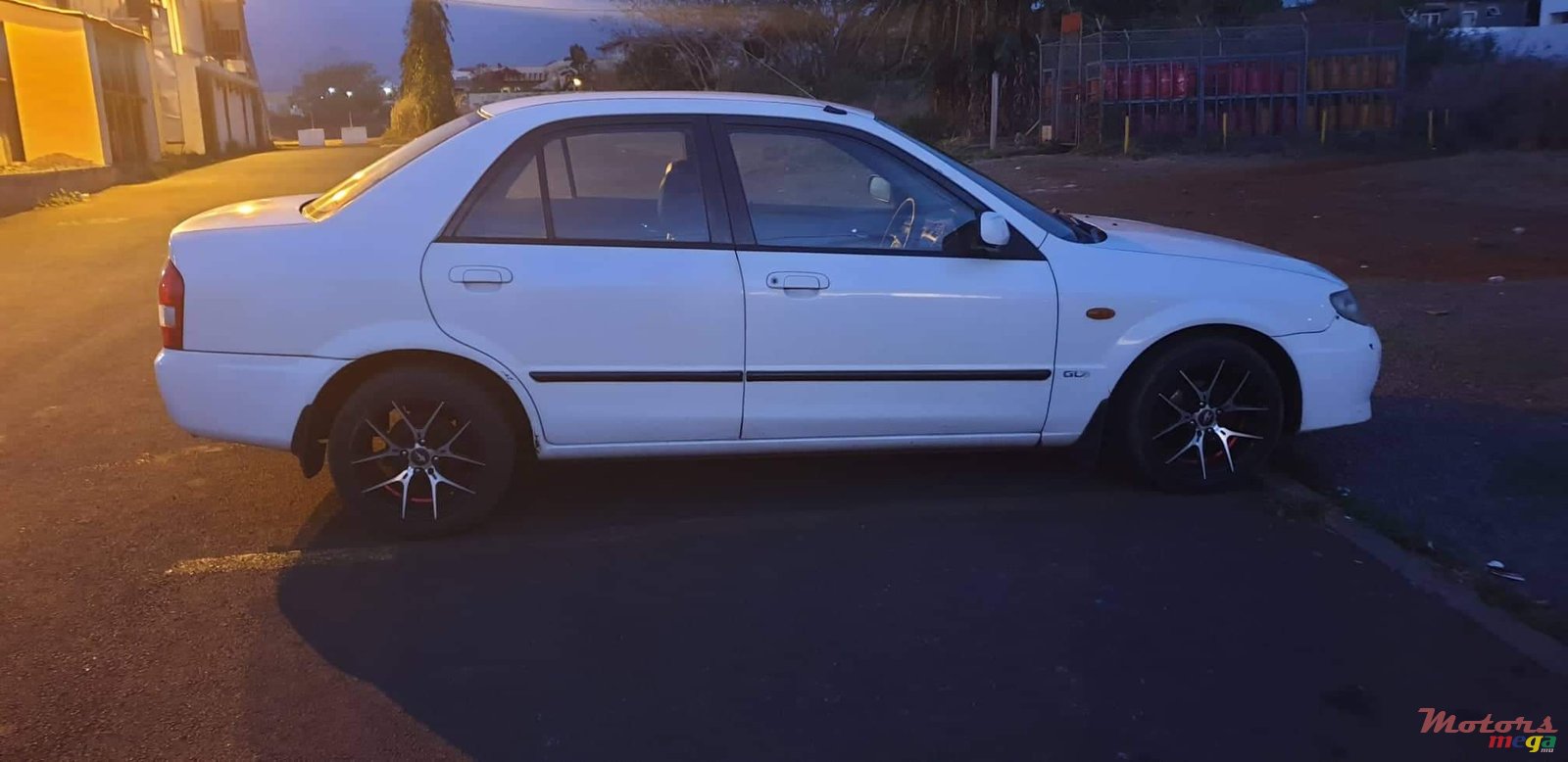 2002' Mazda 323 1324 cc photo #3