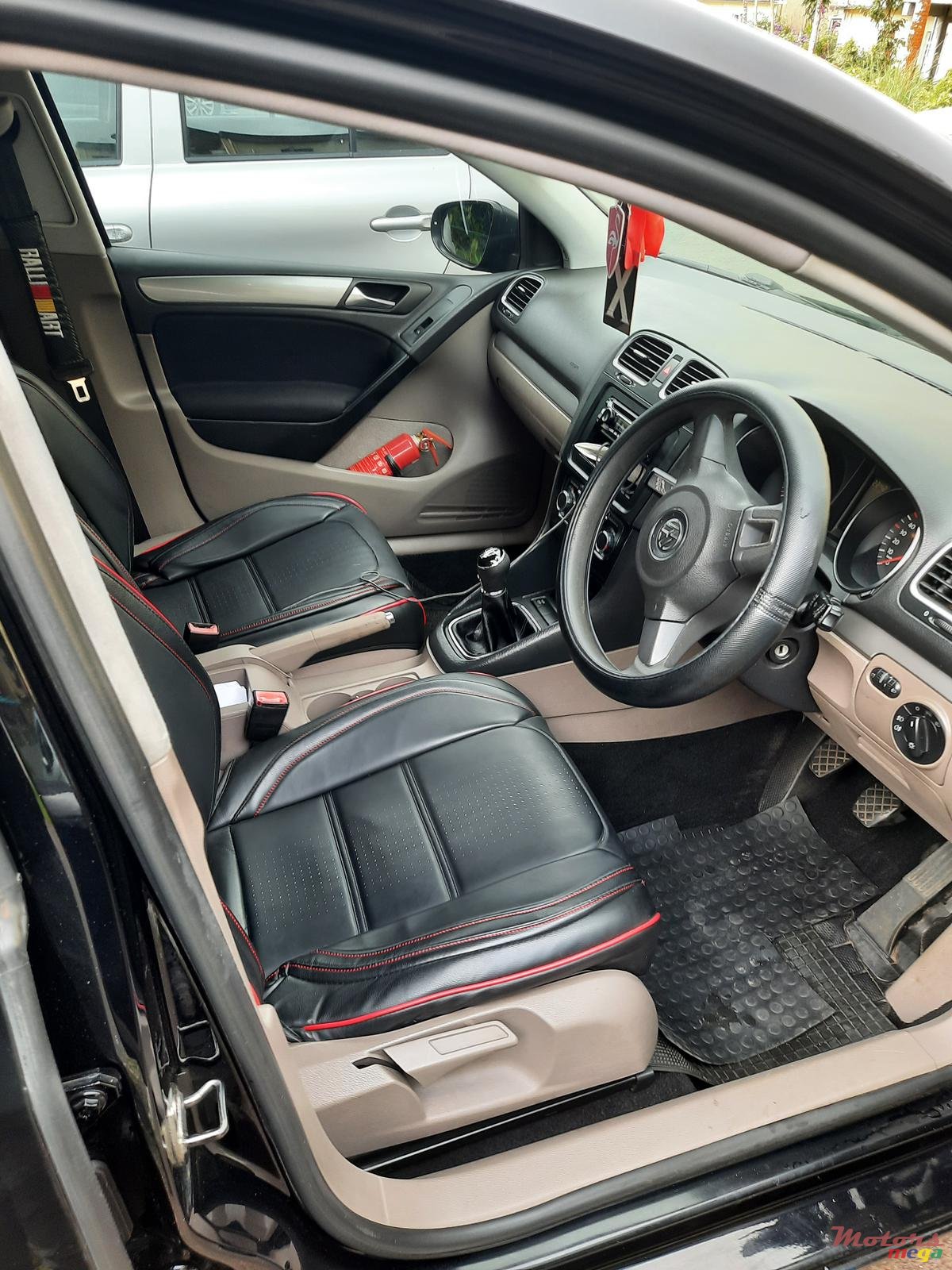 2009' Volkswagen Golf photo #3