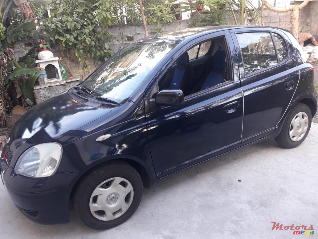 2002' Toyota Vitz photo #2