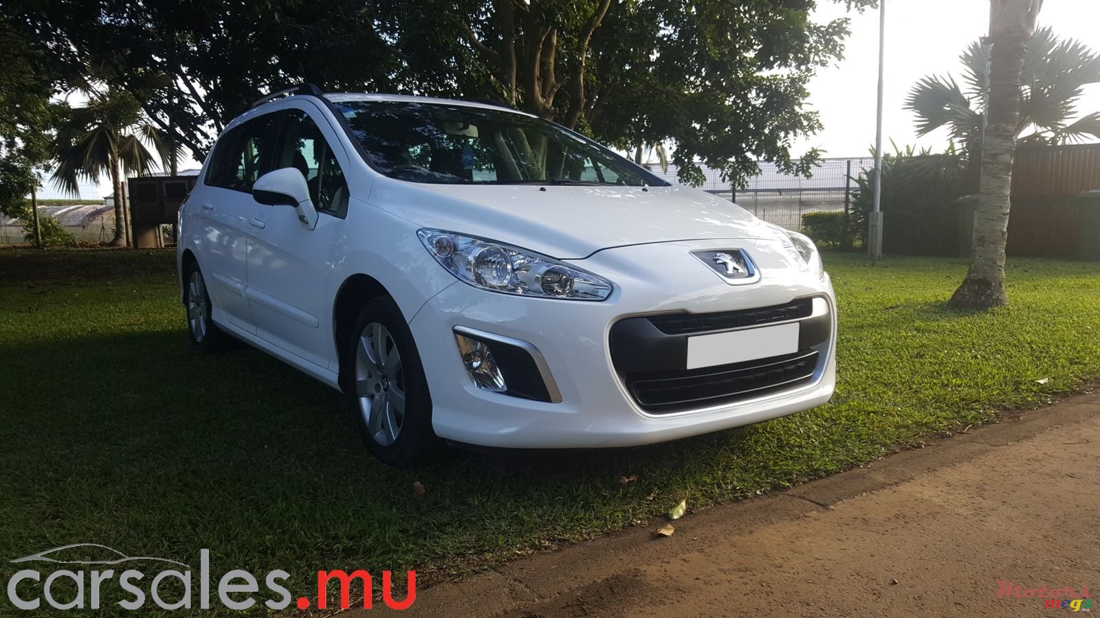 2013' Peugeot 308 Break photo #2