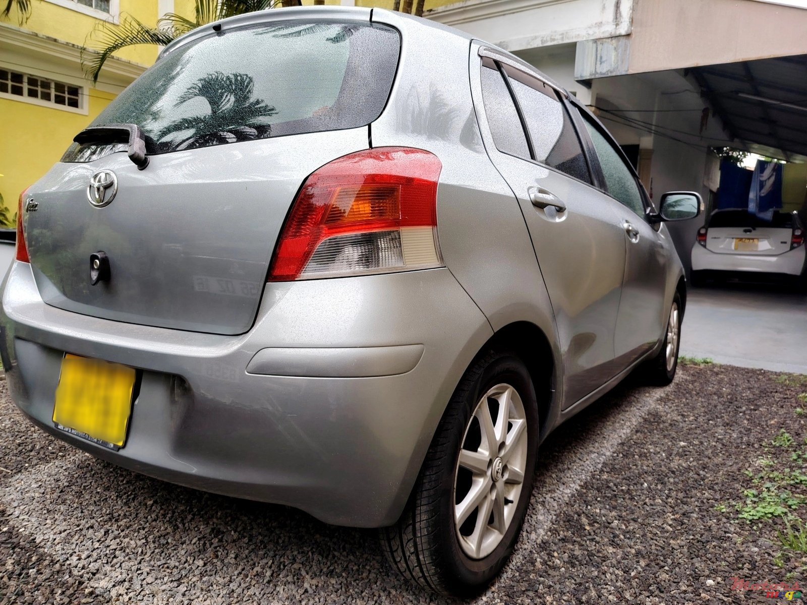 2010' Toyota Vitz photo #3