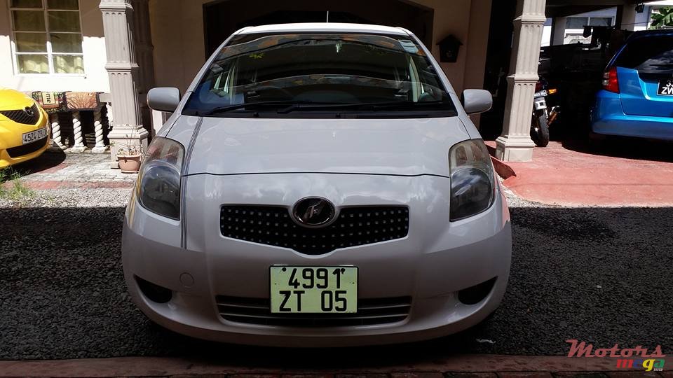 2005' Toyota Vitz photo #1