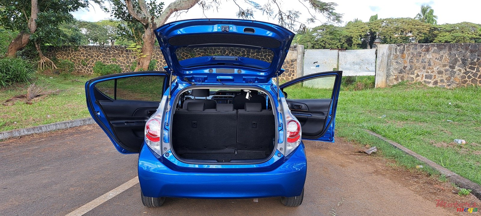 2013' Toyota Aqua photo #2