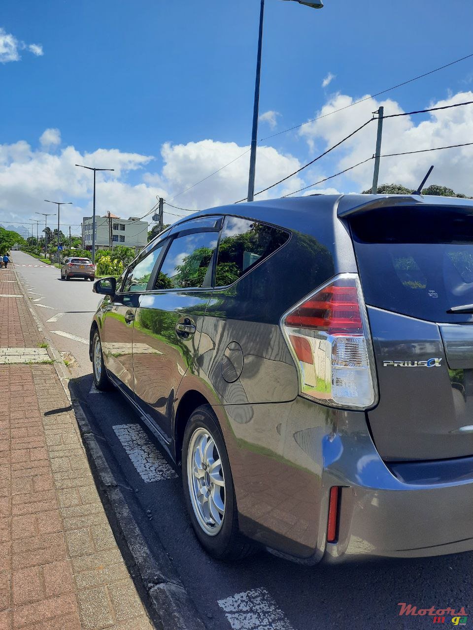 2017' Toyota Prius+ This is a Prius Alpha hybrid photo #5