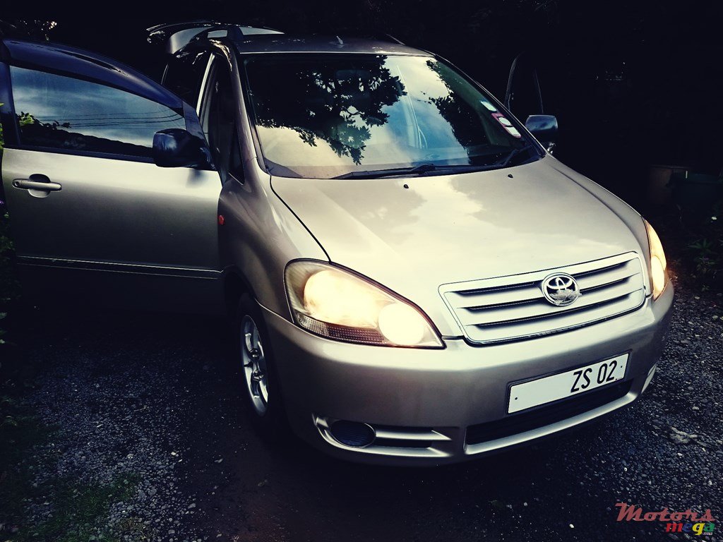 2002' Toyota Picnic photo #1