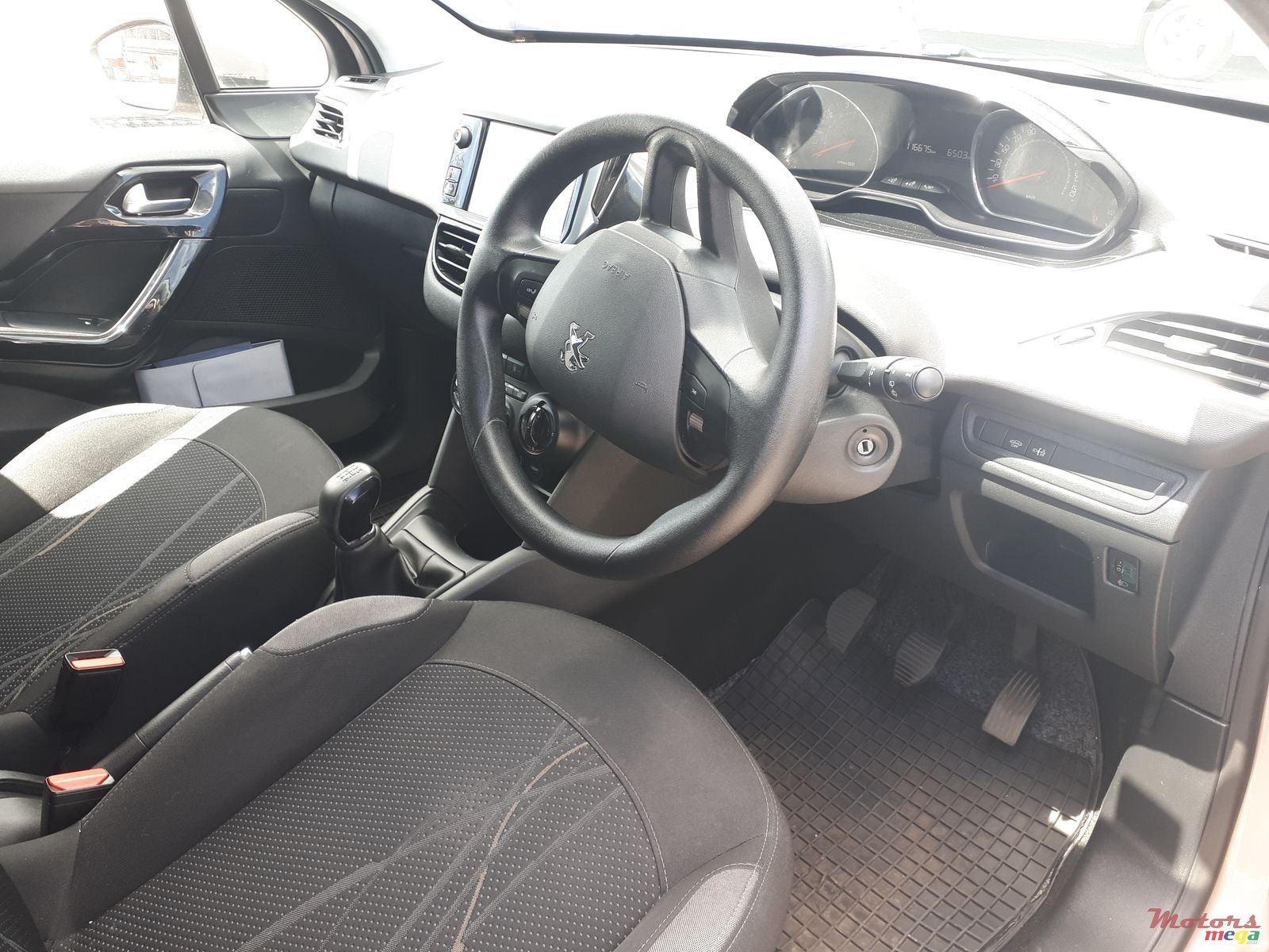 2013' Peugeot 208 photo #6
