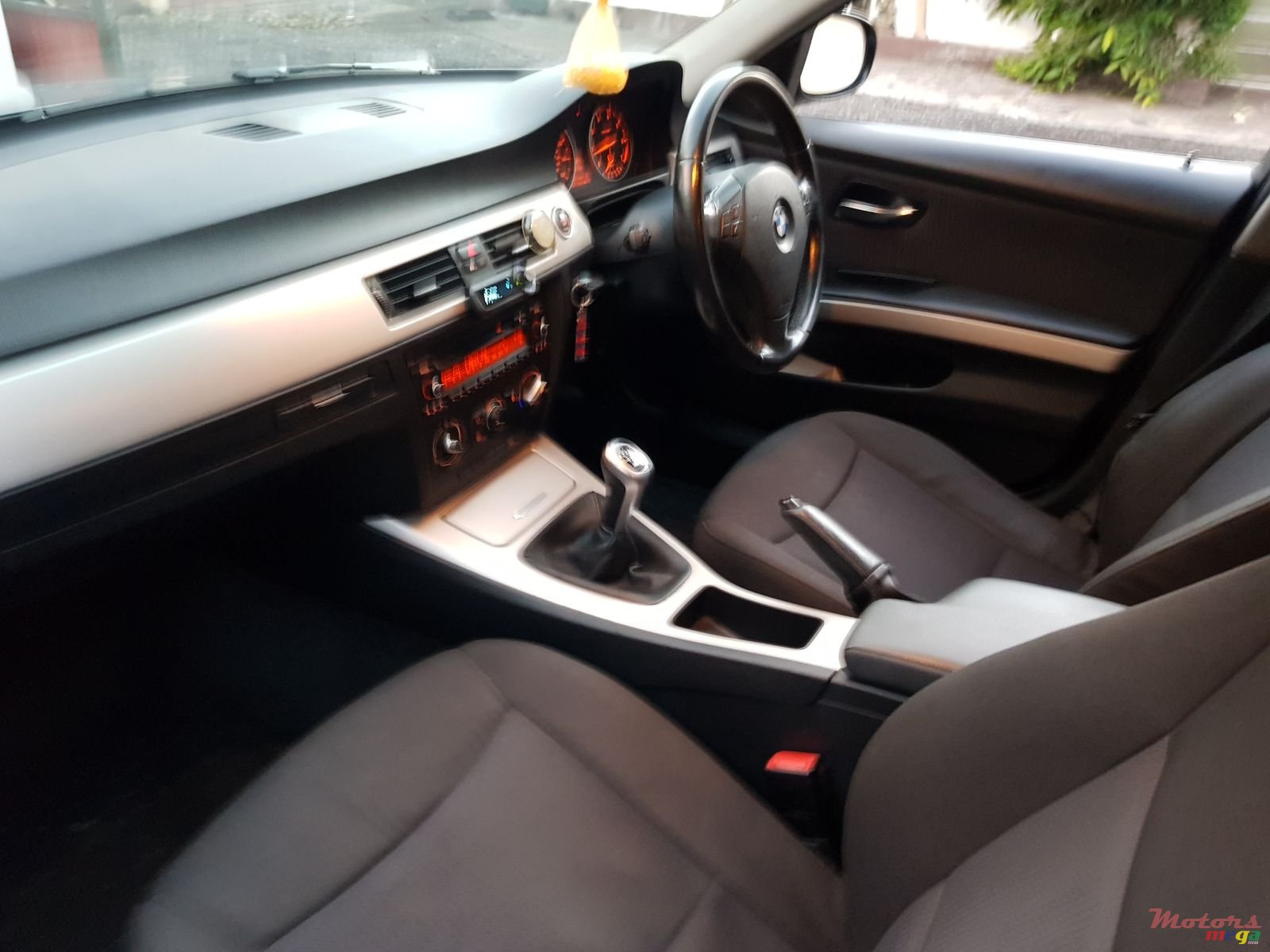 2010' BMW 318 photo #6