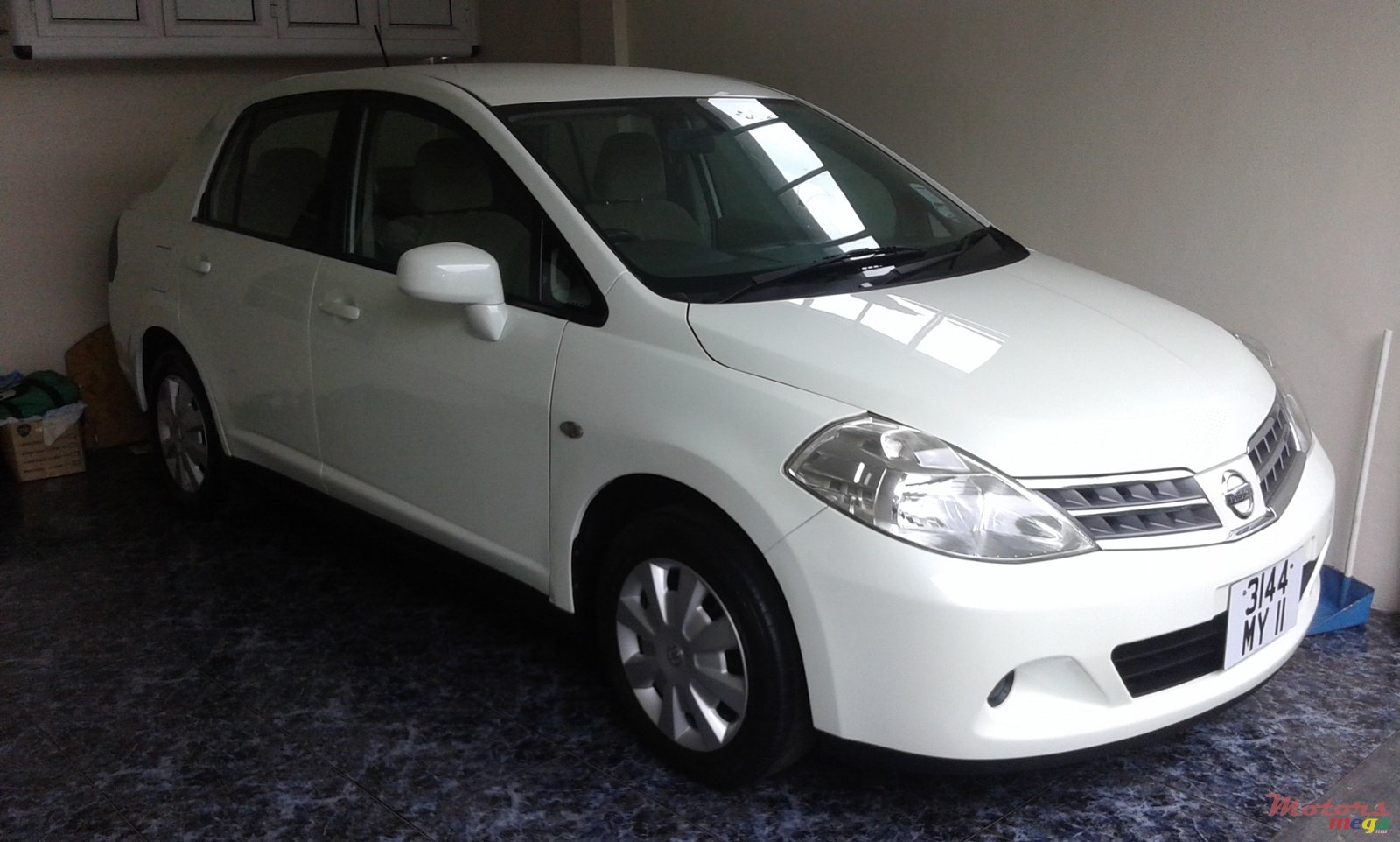 2011' Nissan Tiida photo #1