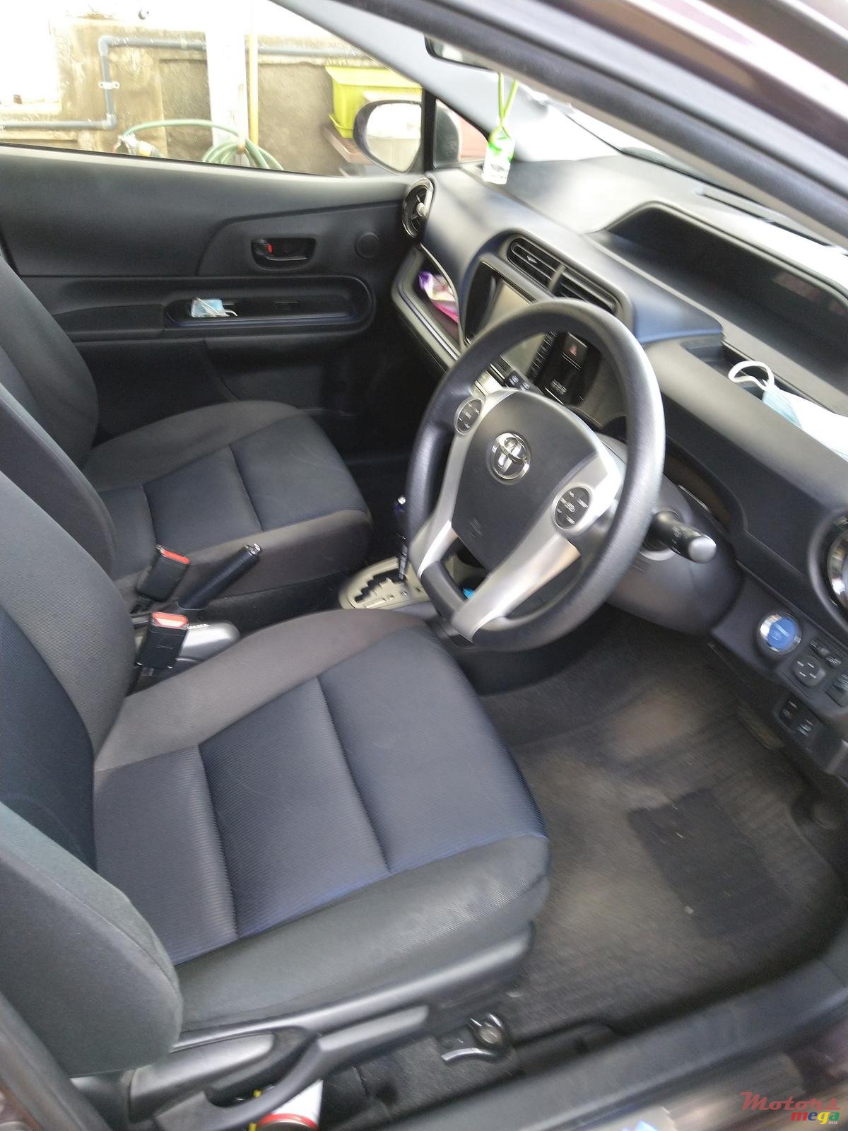 2015' Toyota Aqua photo #3