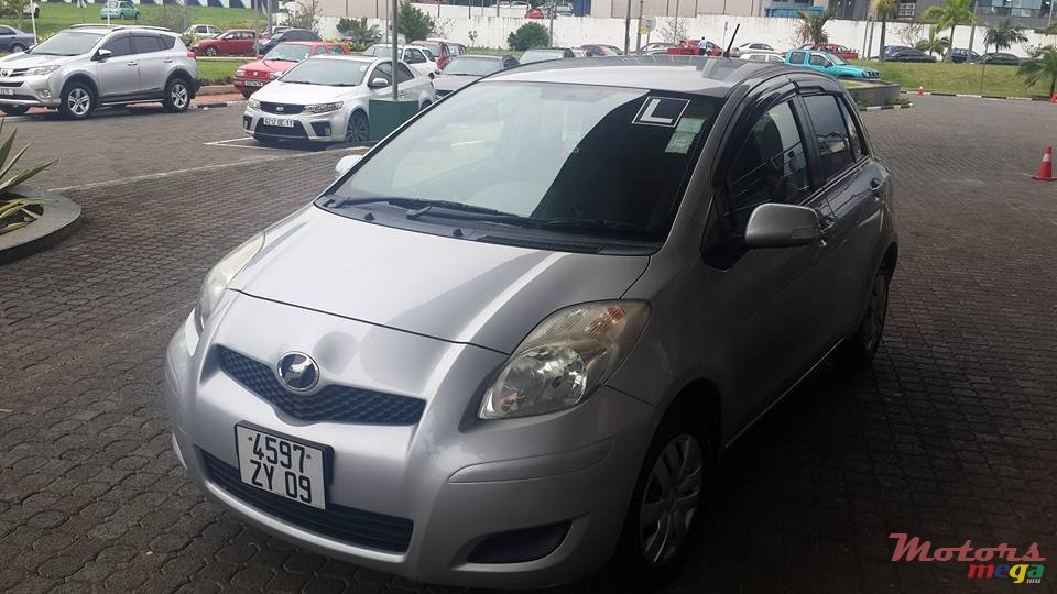 2009' Toyota Vitz photo #1