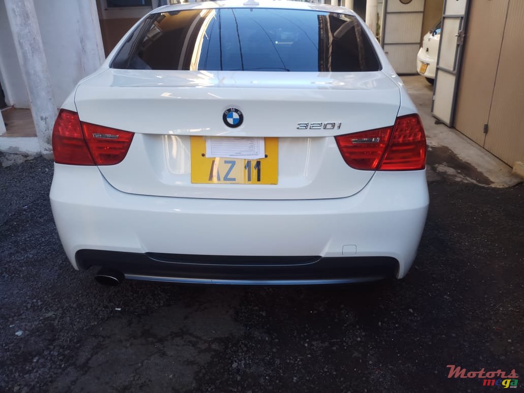 2011' BMW 3 Series Semi Sport photo #6